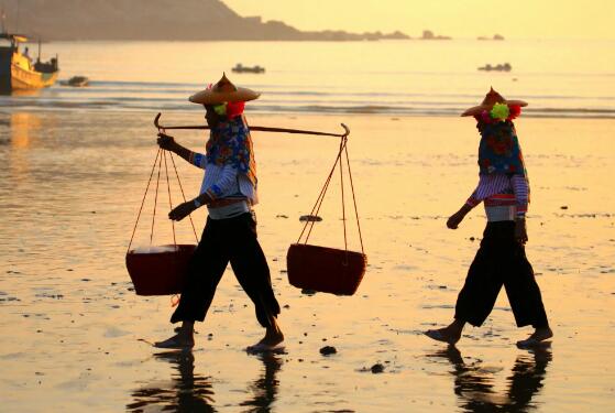 渔家姑娘在海边